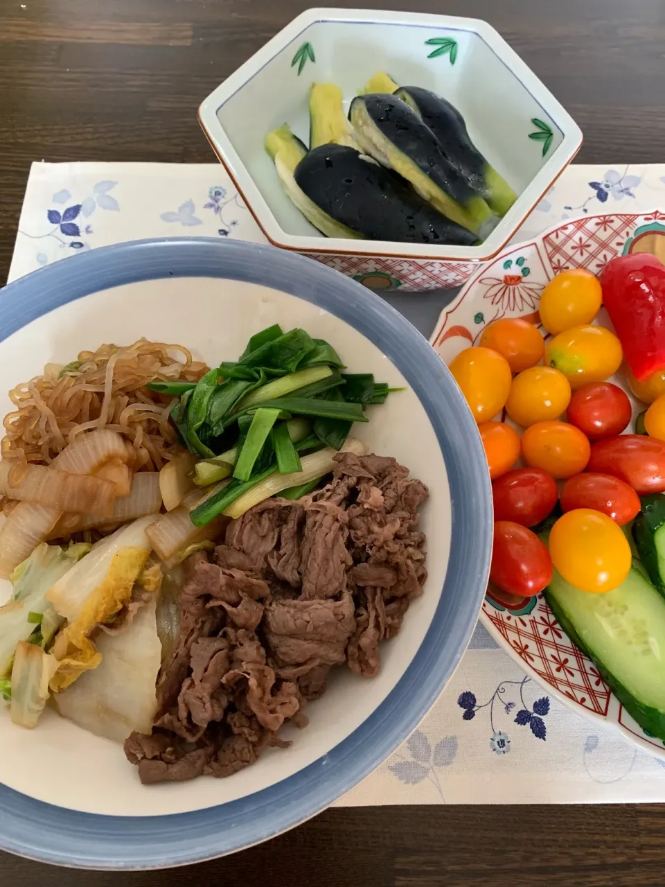 すき焼き風煮込みと、今の季節の水ナスのメルシーのお漬物とサラダ|tamemitiさん