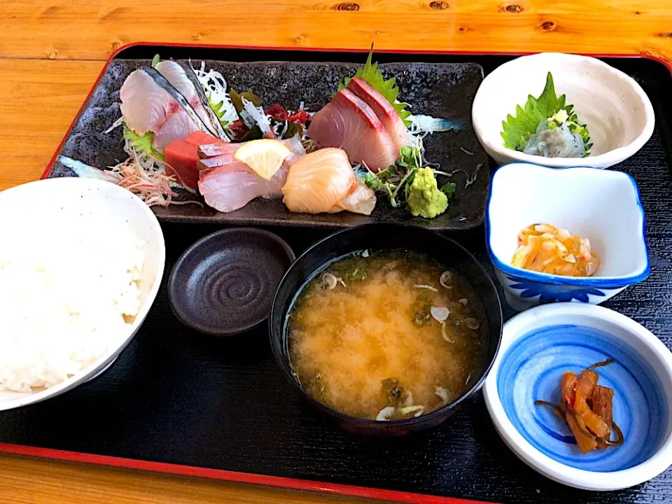 真鶴漁港の地魚お刺身定食😋🐟|アライさんさん