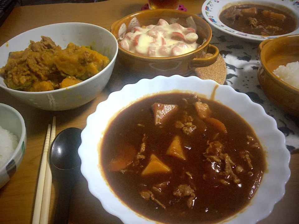 今日の男女飯↑↑↑
＊ビーフシチュー
＊かぼちゃの煮物(なんか変)
＊トマトとウィンナーのチーズ焼き|ひーちゃんさん