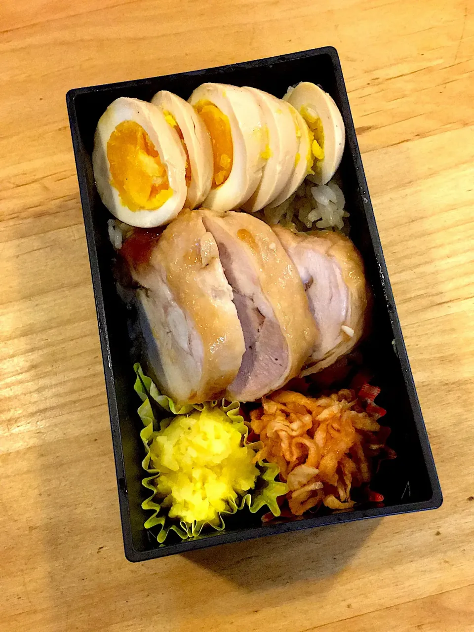 Snapdishの料理写真:鳥チャーシュー丼弁当|ゆずぽんさん