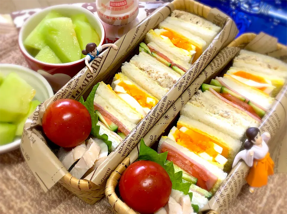 サンドイッチ🥪(鯖マヨ・玉子チーズ🧀・ハムきゅうトマト)&自家製サラダチキン&大葉&プチトマト&メロン🍈の夫婦お弁当♪|桃実さん