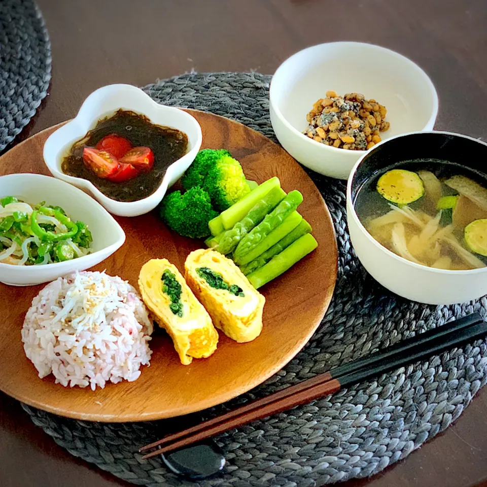 十六穀ごはん、白滝とピーマンの明太子炒め、もずく酢、ほうれん草の卵焼き、すりごま納豆、ズッキーニとエリンギの味噌汁|恭子さん