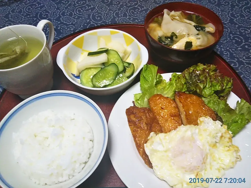 よねばーばの朝ごはん
玉ねぎあげ半目玉焼き
ほうれん草と餃子の玉子とじ汁
きゅうりと大根の糠漬け
ご飯、緑茶|yoneばーばさん