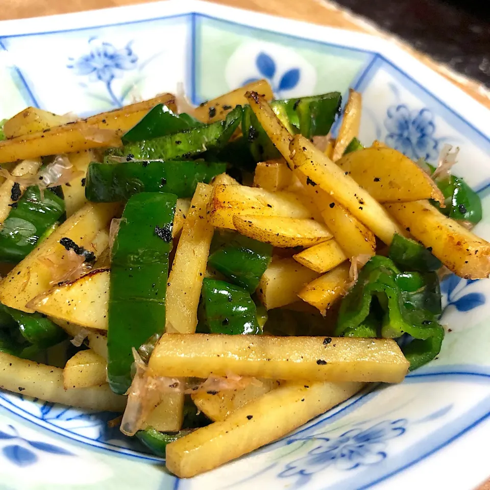 じゃがいもとピーマンのおかか醤油炒め。|くのっちさん