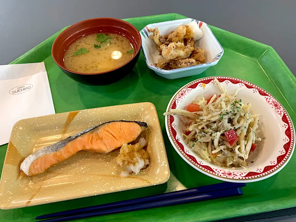 甘塩鮭、イカ下足唐揚、ごぼうサラダ、味噌汁|Tadahiko Watanabeさん