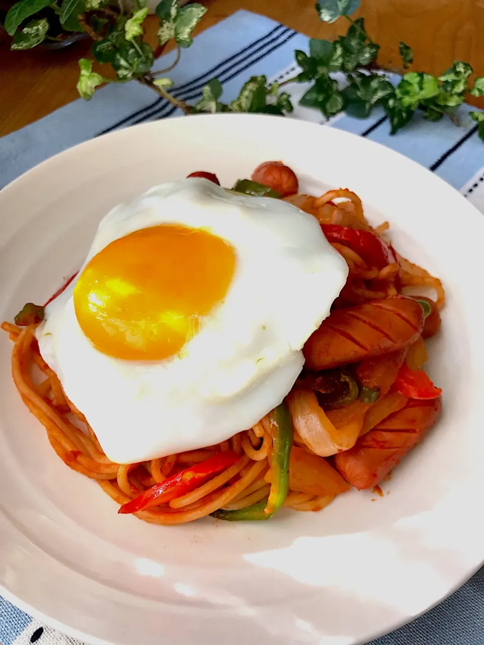 🍳目玉焼きとろりん乗っけナポリタ〜ン🍝|Hollyさん