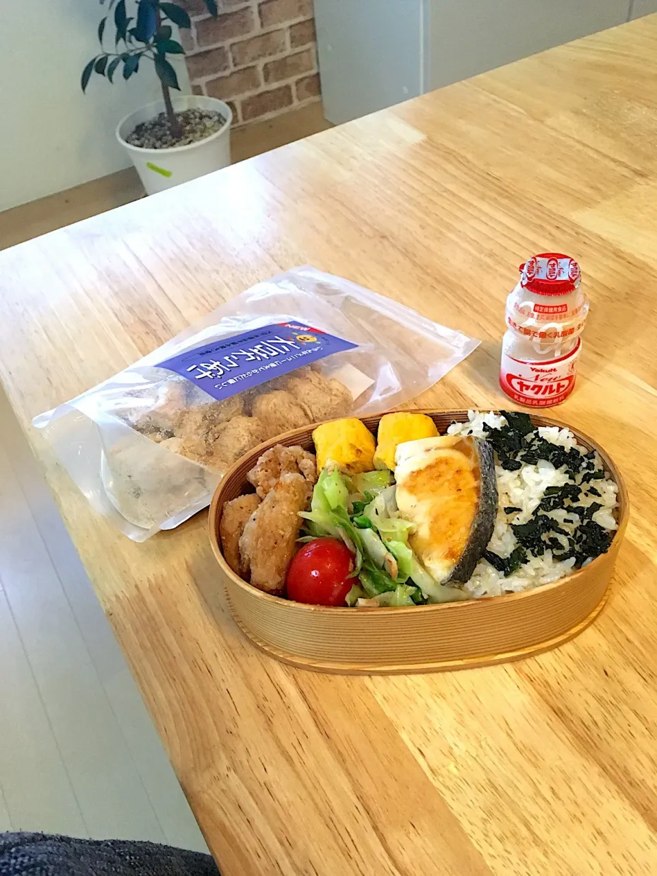 Snapdishの料理写真:今日の自分お弁当〜ヴィーガンレストランに行った時に買ってみた、大豆からあげを作ってみました(●☌◡☌●)言われなければ、お肉と間違えるかも❓ローカロリーでタンパク質も摂れて、美味しかったです🙆‍♀️|さくたえさん