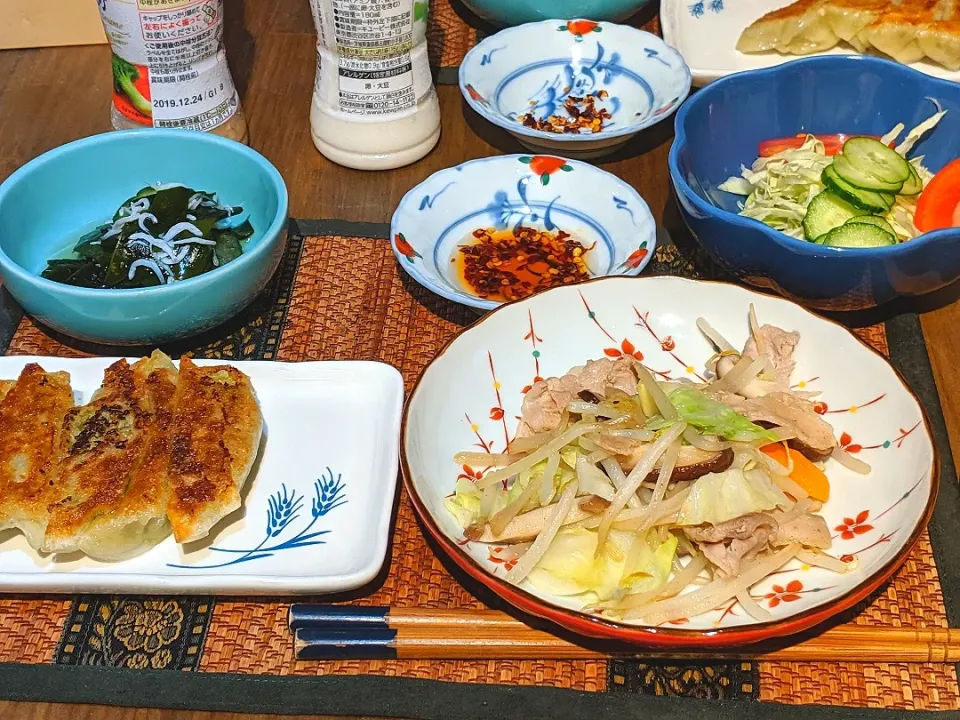 Snapdishの料理写真:野菜炒め＆酢の物＆野菜サラダ＆餃子の王さまの餃子|まぐろさん