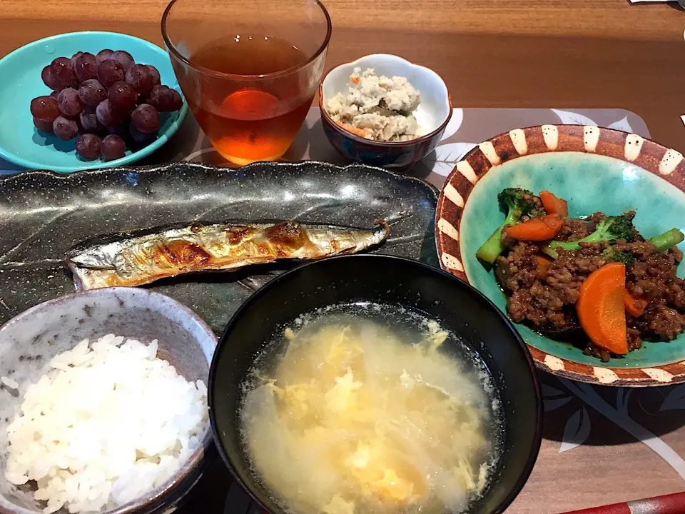 晩御飯
秋刀魚の干物、ナスと人参とブロッコリーノとひき肉の甘味噌炒め、白米、玉ねぎのかきたま汁、うの花、デラウエア、ルイボスティー|かよちゃんさん