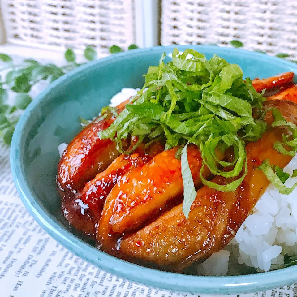 とろとろおナスのピリ辛蒲焼き丼|ユッキーさん