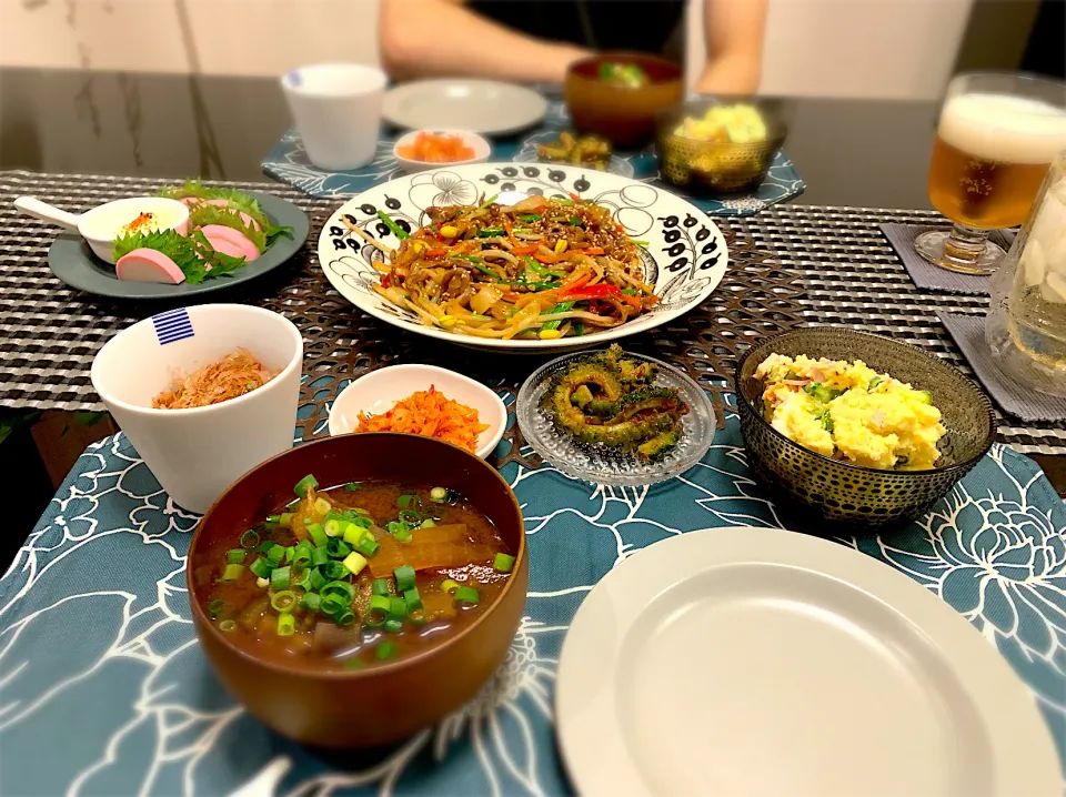 牛肉と野菜炒め、ポテトサラダ、味噌汁、かまぼこなどなど😌|ゆかさん