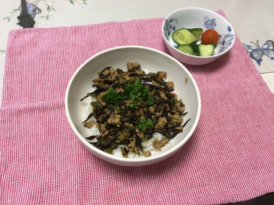 Snapdishの料理写真:ひじきのカレーそぼろ丼|みよさん