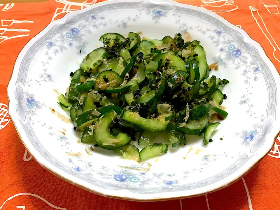 Snapdishの料理写真:わかめふりかけでキュウリの和え物🥒|えいぽんさん