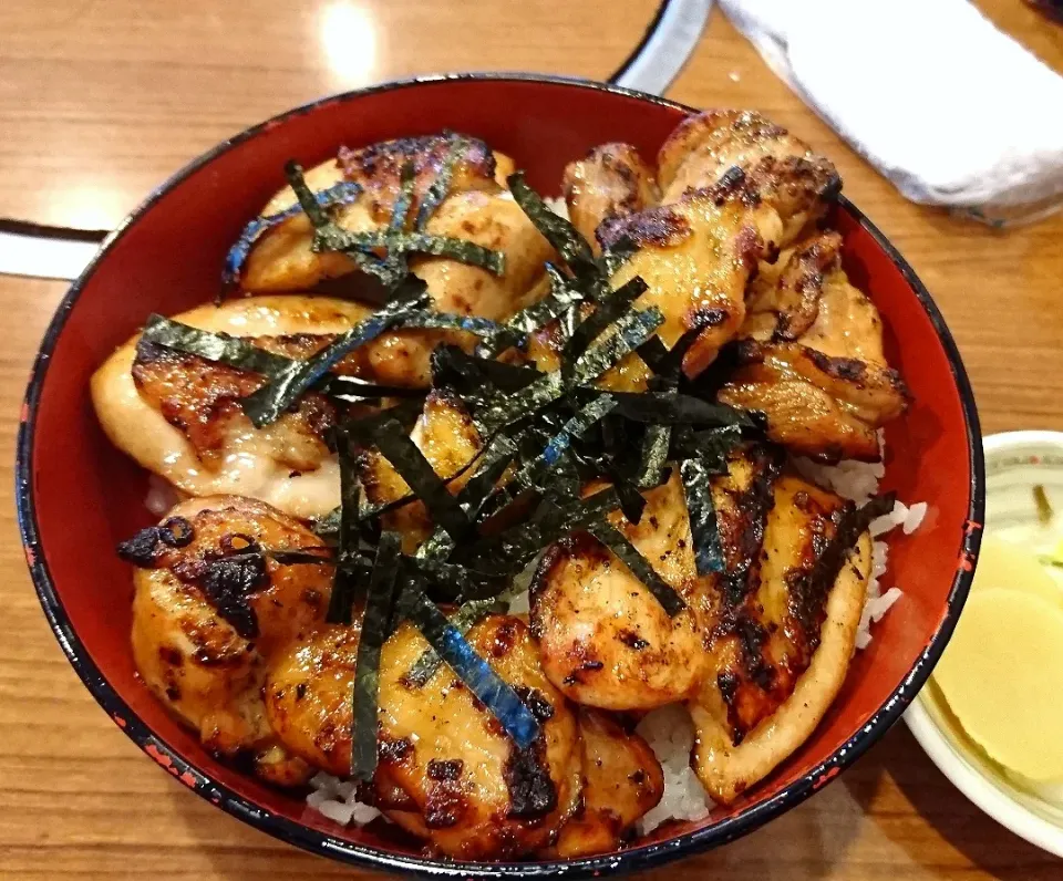 焼鳥丼 (もも肉・ぼんじり)築地 とゝや|りくさん