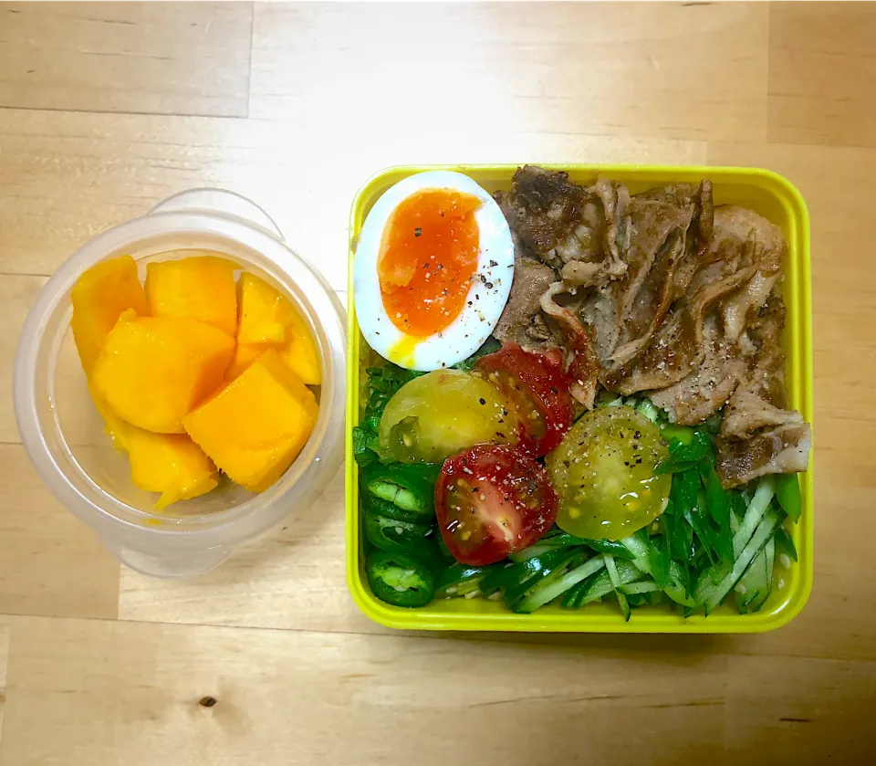 今日の冷やし麺弁当 🍜 農心 ふるる冷麺ビビン麺に生姜焼き、塩もみキャベツ、トマトマリネ、ネギシソキュウリをON|Chieimeshiさん