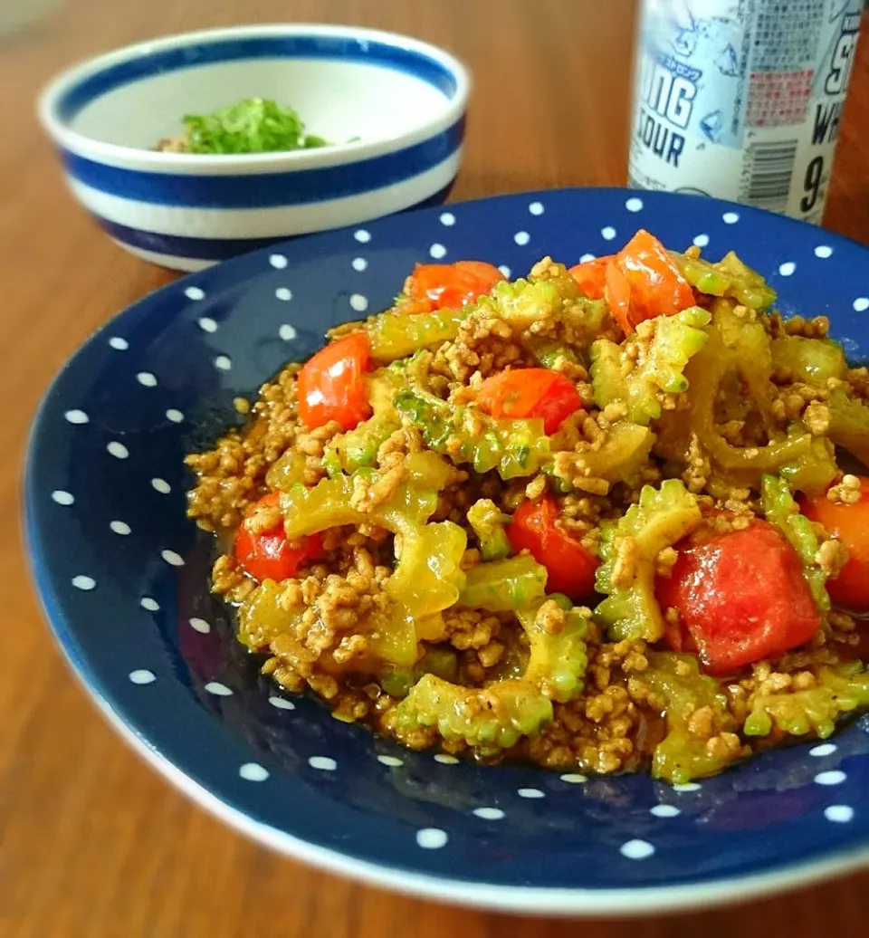 Snapdishの料理写真:ｺﾞｰﾔとﾐﾆﾄﾏﾄのｷｰﾏｶﾚｰ|まりおさん