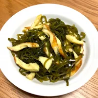 Snapdishの料理写真:切り昆布とちくわの煮物|piyorudomajinさん