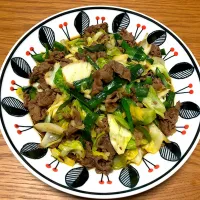 Snapdishの料理写真:牛肉とキャベツのオイスターソース炒め|piyorudomajinさん