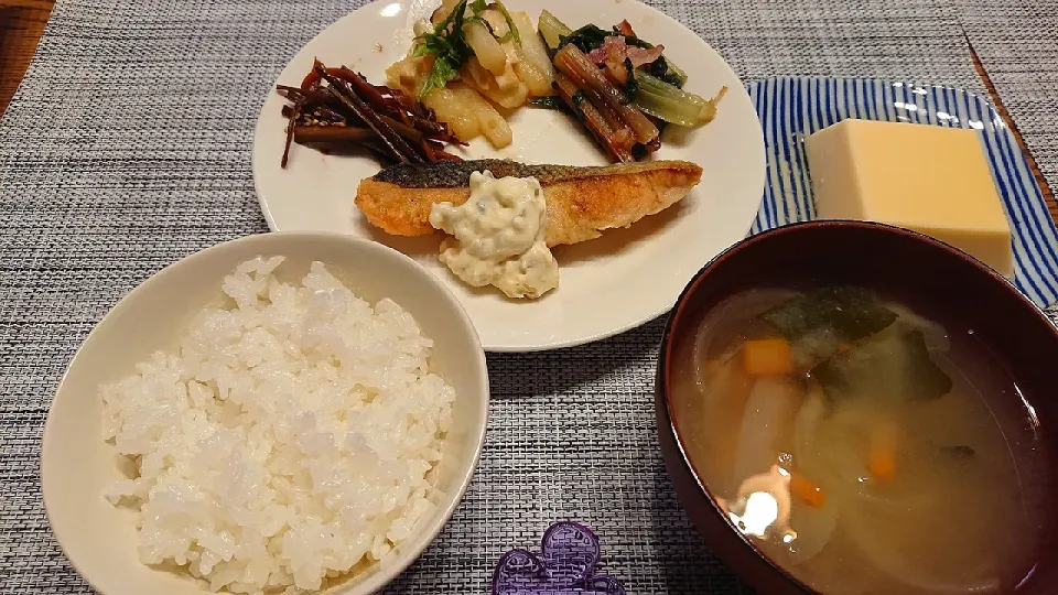 🐟鮭のタルタルソースがけ
きんぴらごぼう、長芋とエリンギのバター醤油炒め、
スイスチャードのベーコン炒め、玉子豆腐|くみけるさん