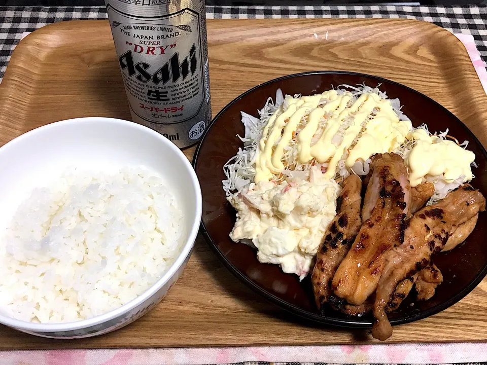 Snapdishの料理写真:今日の夕食
☆鶏せせり
☆ポテトサラダ
☆千切りキャベツミックスサラダ
☆ビール🍺|まぁたんさん