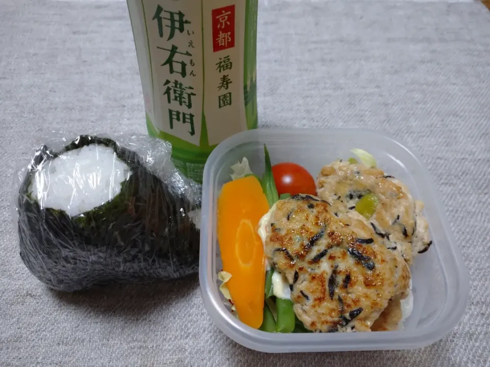 Snapdishの料理写真:7/23の夜勤弁当
梅干しおにぎり、ひじき入り鶏つくね|卯月さん