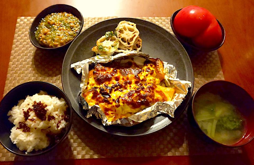 Today's Dinner🍴 蓮根の長州夏蜜柑明太子ﾏﾖ和え･冷やしてﾄﾏﾄ･めかぶ納豆･鮭とﾎﾟﾃﾄ&ｷｬﾍﾞﾂのｺｰﾝﾏﾖ焼き･白飯･小松菜のお味噌汁