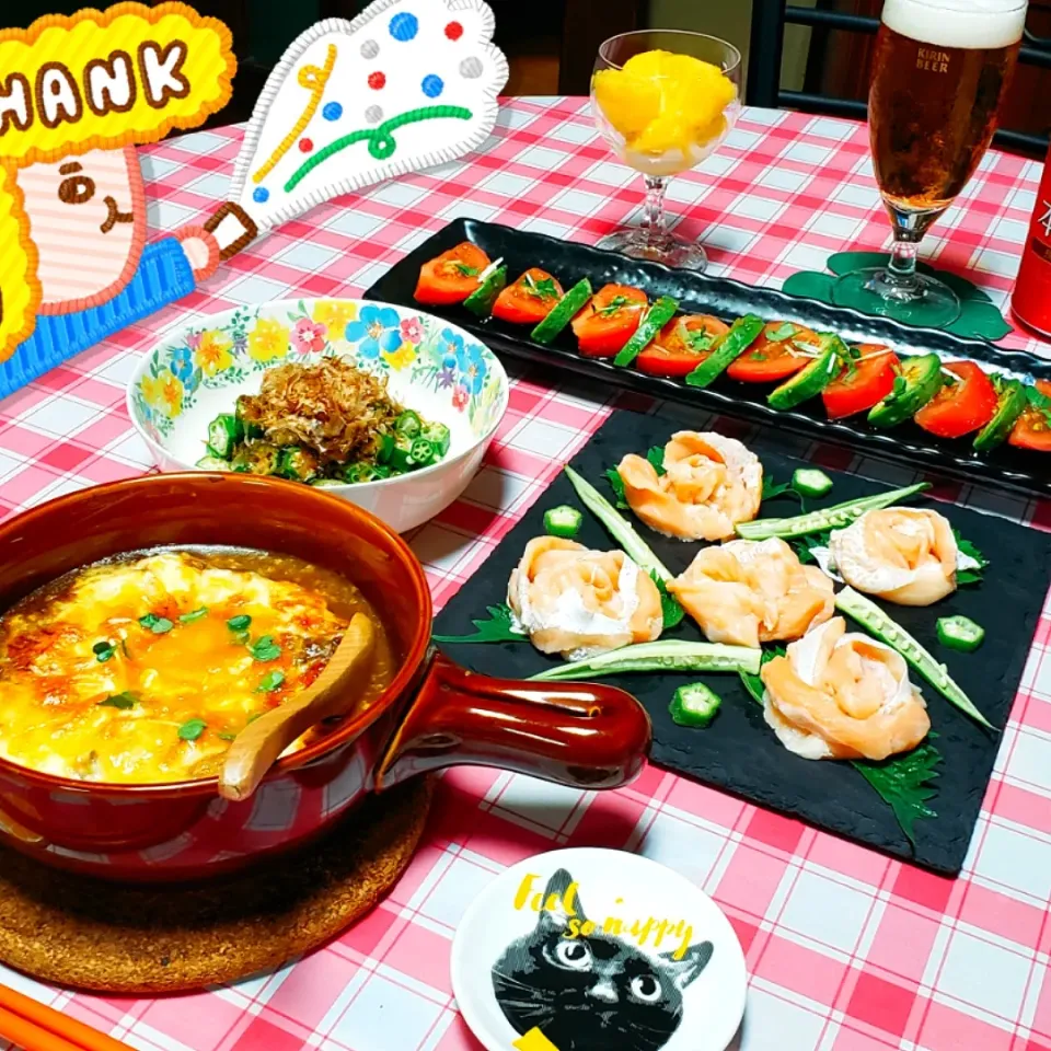 Snapdishの料理写真:🍀昨夜のカレーリメイク
　チ－ズと卵をのせて焼きカレー🍛
🍀お花みたいにくるくる
　サ－モンのお刺身
🍀オクラのおかか醤油
🍀トマトとアボカドのカプレーゼ
🍀パイン🍍|yukaringoさん