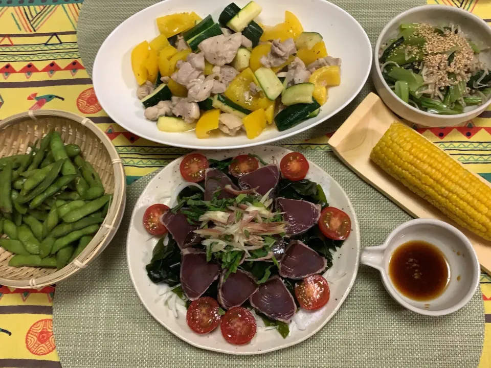 Snapdishの料理写真:鶏肉とズッキーニ,パプリカのにんにく塩炒め、鰹のタタキ 新わかめとたまねぎにのせた、小松菜とえのきのナムル、黄門ちゃ豆、とうもろこし|peanutsさん