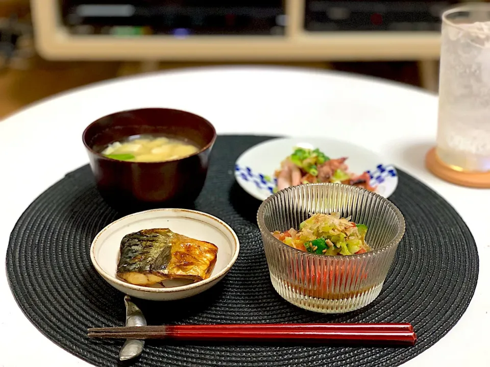 晩ごはん。イカとキャベツのバター醤油炒め、鯖の塩焼き、トマトときゅうりのサラダ、豆腐と絹さやのお味噌汁。|yukiさん