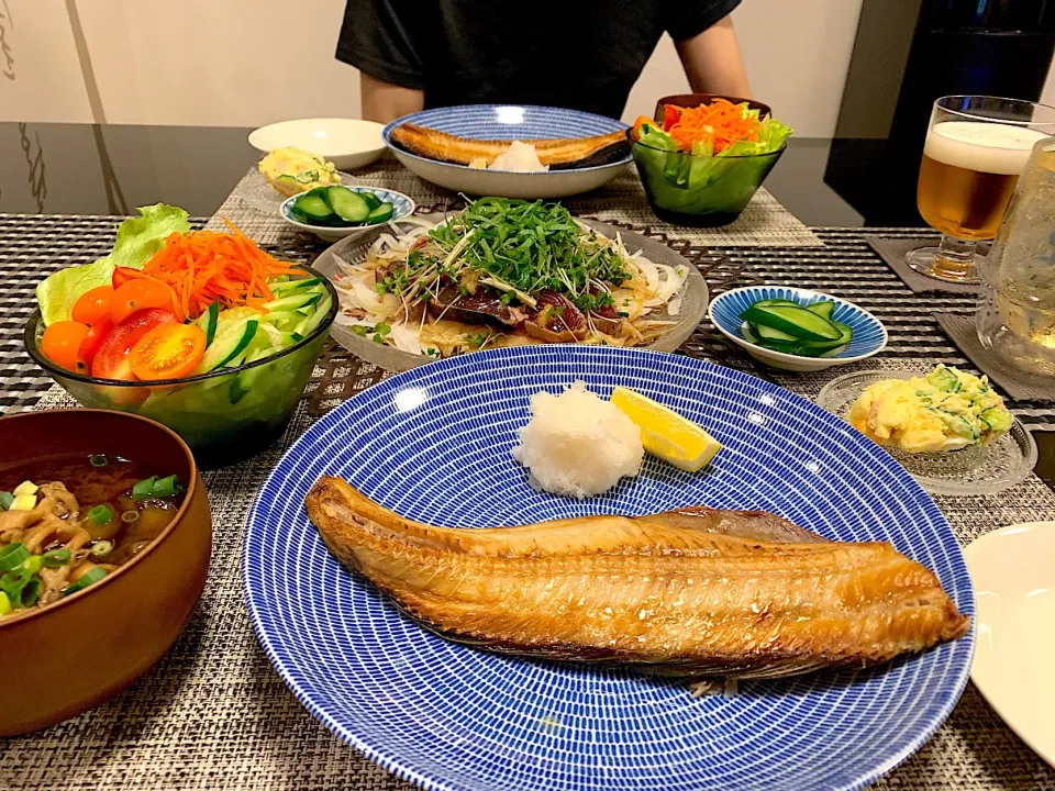 ホッケ、鰹のタタキ、サラダ、味噌汁などなど😌|ゆかさん