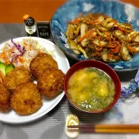 Snapdishの料理写真:メンチカツ&刻み昆布炒め&豆腐とアオサの味噌汁🎶