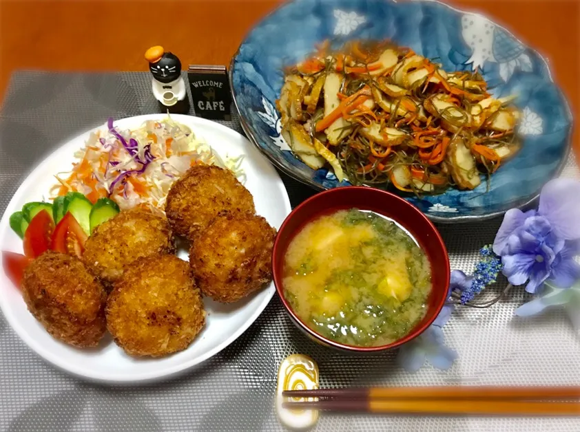 メンチカツ&刻み昆布炒め&豆腐とアオサの味噌汁🎶|バシュランさん