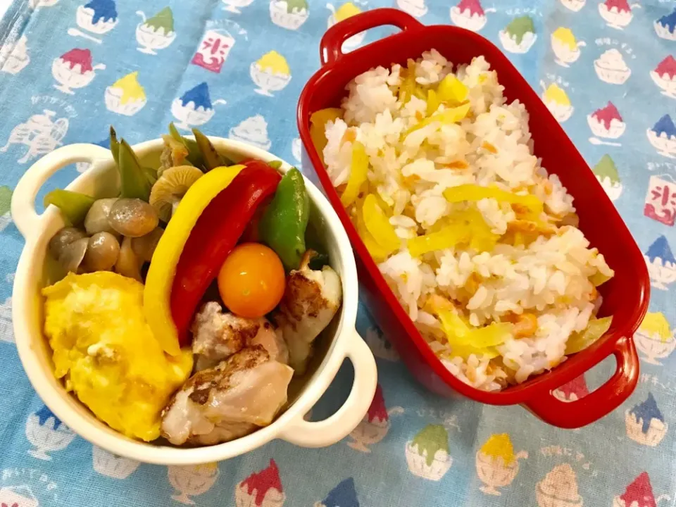 🍱今日の旦那さん弁当🍱
旦那さんには鶏肉。ご飯はたくわんと胡麻油、シャケの混ぜご飯。|akiyo22さん