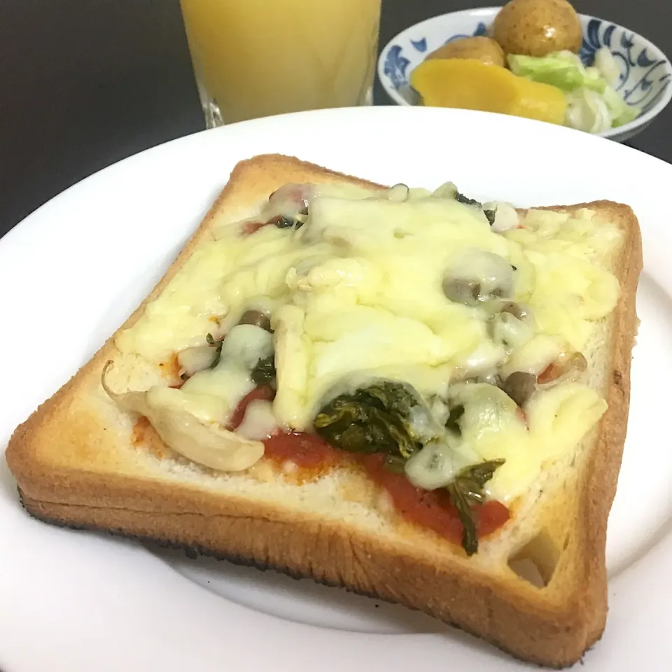 Snapdishの料理写真:晩ごはん⭐️⭐️⭐️                                             セロリの葉としめじのピザトースト|ぽんたさん