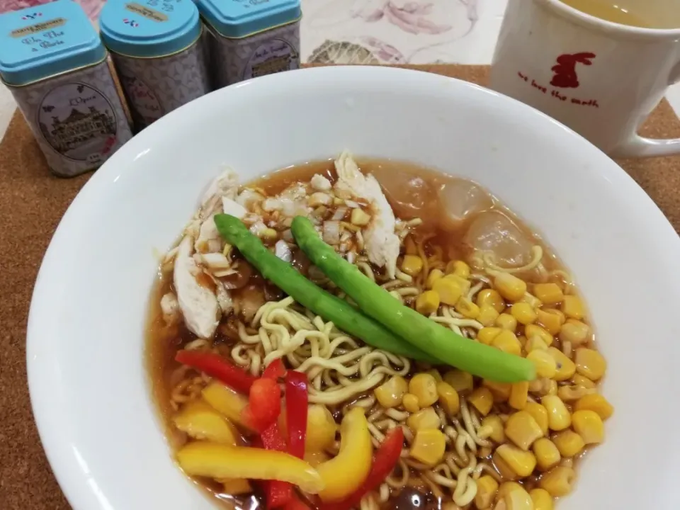 Snapdishの料理写真:令和元年7/24
マルちゃん正麺醤油味の冷やしラーメンでブランチ🍜|たえさん