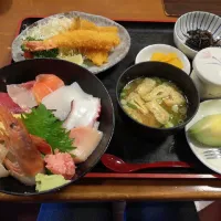 Snapdishの料理写真:海鮮亭いっき　海鮮丼|きゅうざぶろうさん