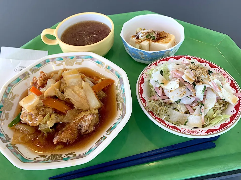 八宝鶏塊（鶏肉と野菜のうま煮）、冷奴、しらすとシソ大根サラダ、オニオンスープ|Tadahiko Watanabeさん