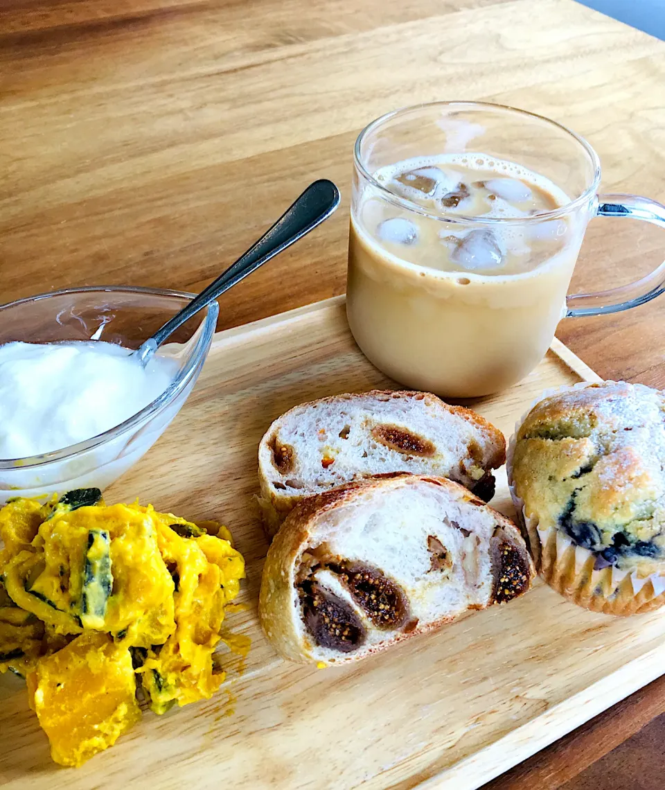 Snapdishの料理写真:今日のお家で一人ランチは                           パン屋さんのパン🥖で簡単に✨|ミッチ☆ママさん