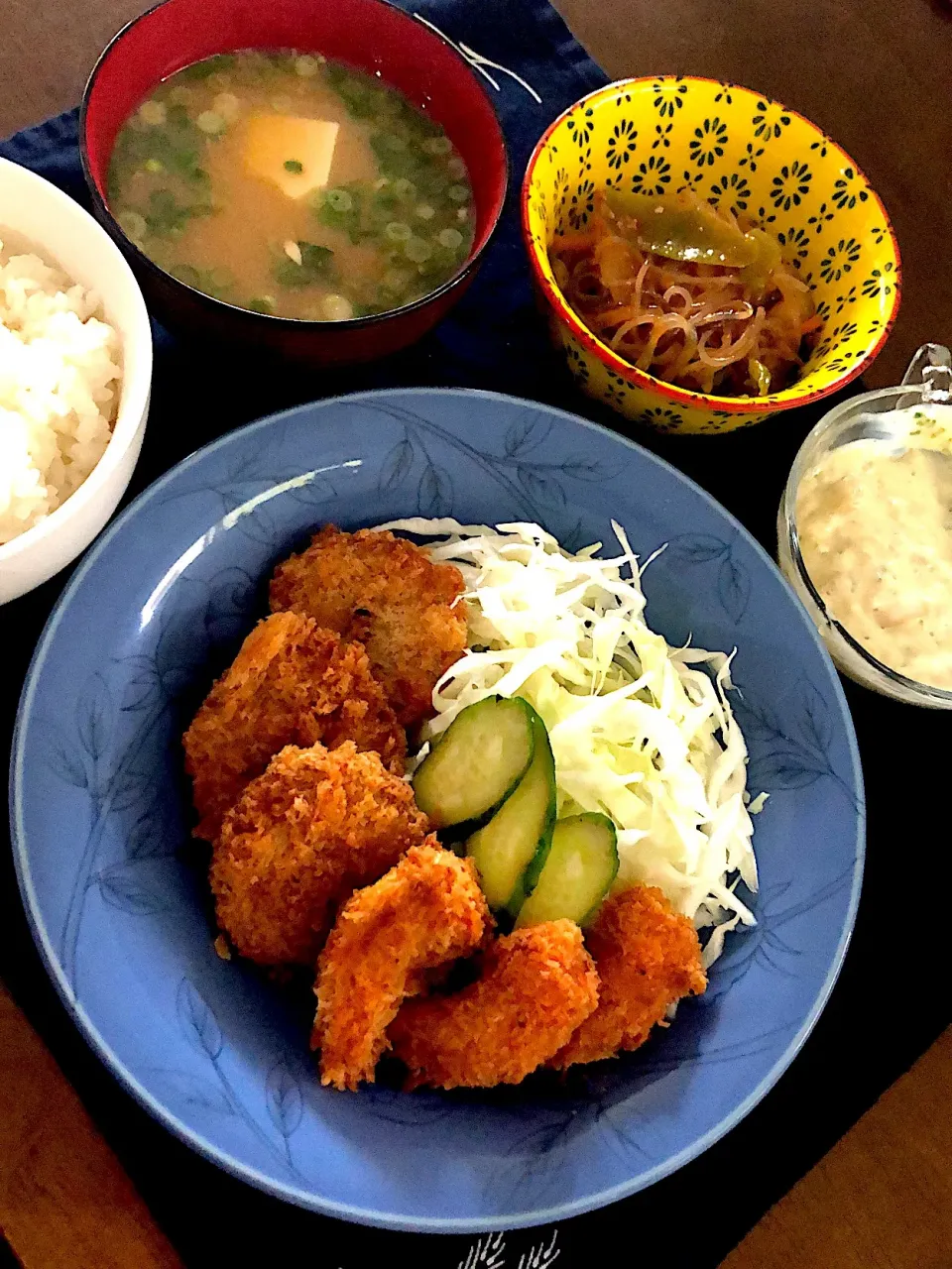 一口エビ、カツ。麻婆春雨。なめこと豆腐の味噌汁。|けみさん