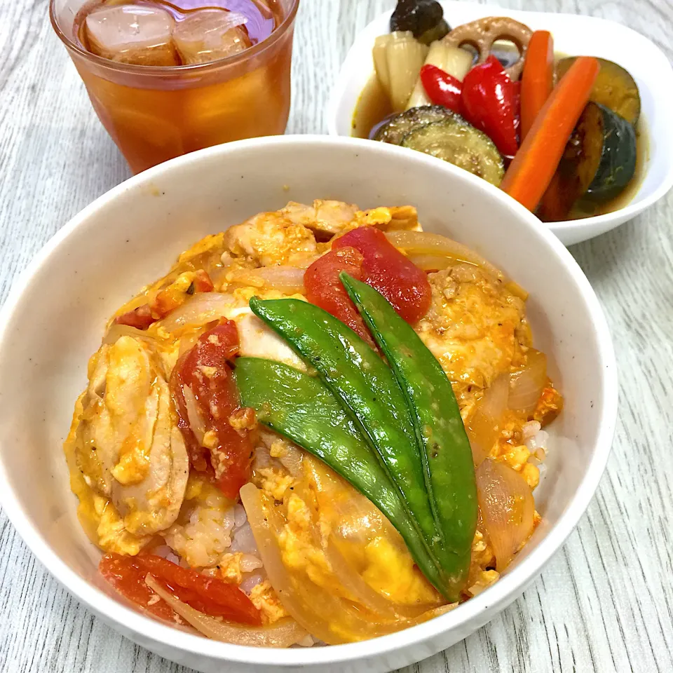 チーズとトマトの洋風親子丼・野菜の焼き浸し|まみっこさん