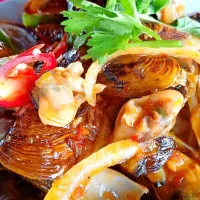 Fried shore mussel with trio taste spicy sauce.|yantokparkさん