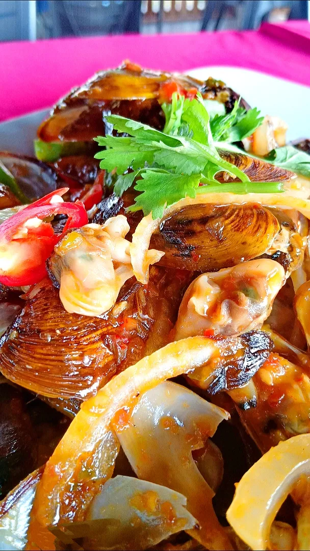 Fried shore mussel with trio taste spicy sauce.|yantokparkさん