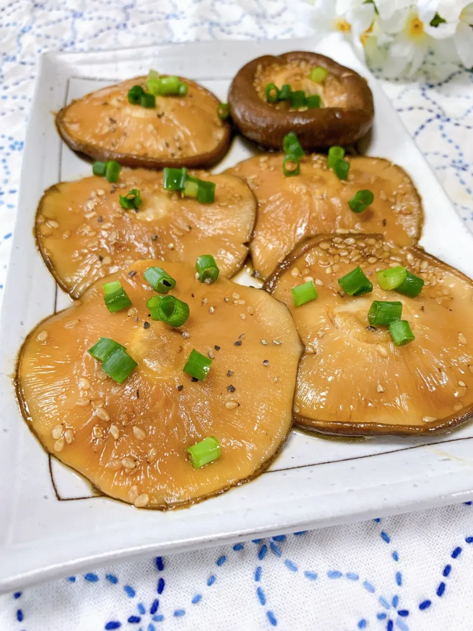 からあげビールさんの♡ビッグ椎茸の甘辛スパイシー胡麻絡めステーキ‼︎|❁︎na--na❁︎Nさん