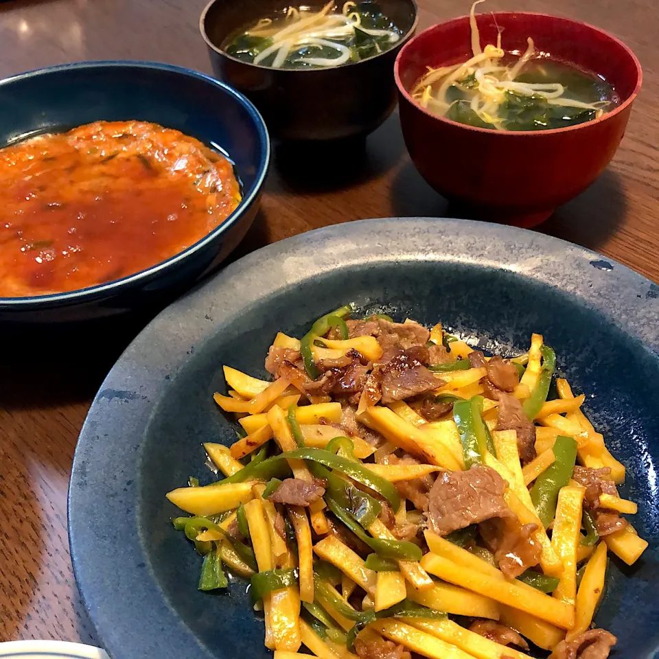 Snapdishの料理写真:牛肉とジャガイモのオイスター炒め  ニラ玉 中華スープ|モスグリーンさん