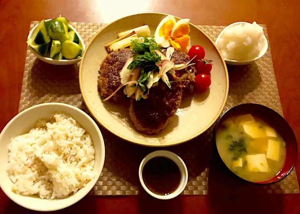 Today's Dinner🍴胡麻ﾀﾞﾚ胡瓜･ﾊﾝﾊﾞｰｸﾞw/焼き葱･肉汁ﾎﾟﾝ酢･大根おろし･紫蘇･茗荷･ゆで卵･ﾐﾆﾄﾏﾄ･もち麦飯･ｱｵｻ海苔とお豆腐のお味噌汁|🌈Ami🍻さん