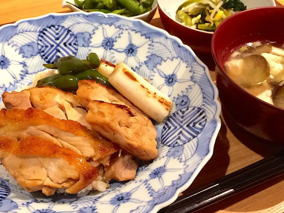 Snapdishの料理写真:鶏照り焼き丼
小松菜とモヤシのナムル
ナスのお味噌|Saori.Sさん