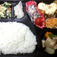 Snapdishの料理写真:チキン南蛮（タルタルソース）日替わり弁当 宅配ランチ 豊川市配達|Naokazu Kuritaさん