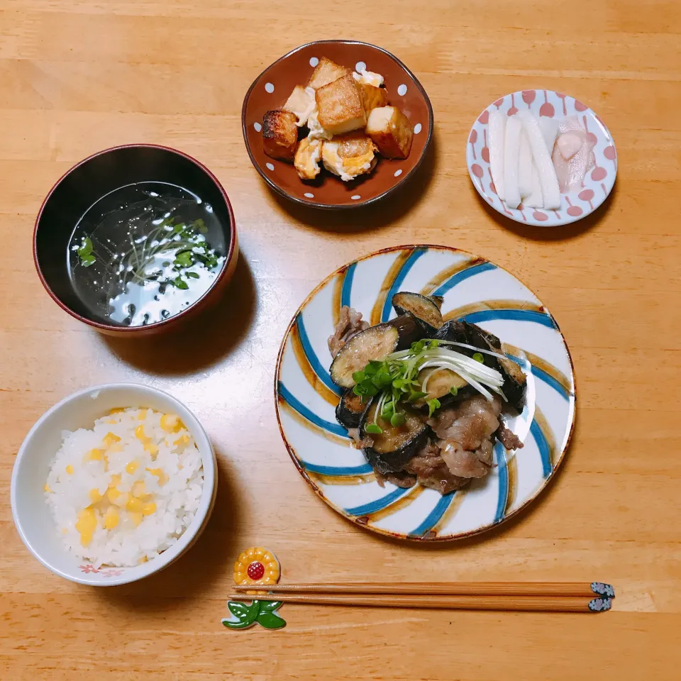 茄子と豚肉の甘辛炒め🍆                                      厚揚げ豆腐の卵とじ🍳                                        とうもろこしご飯🌽|ちゃみこさん