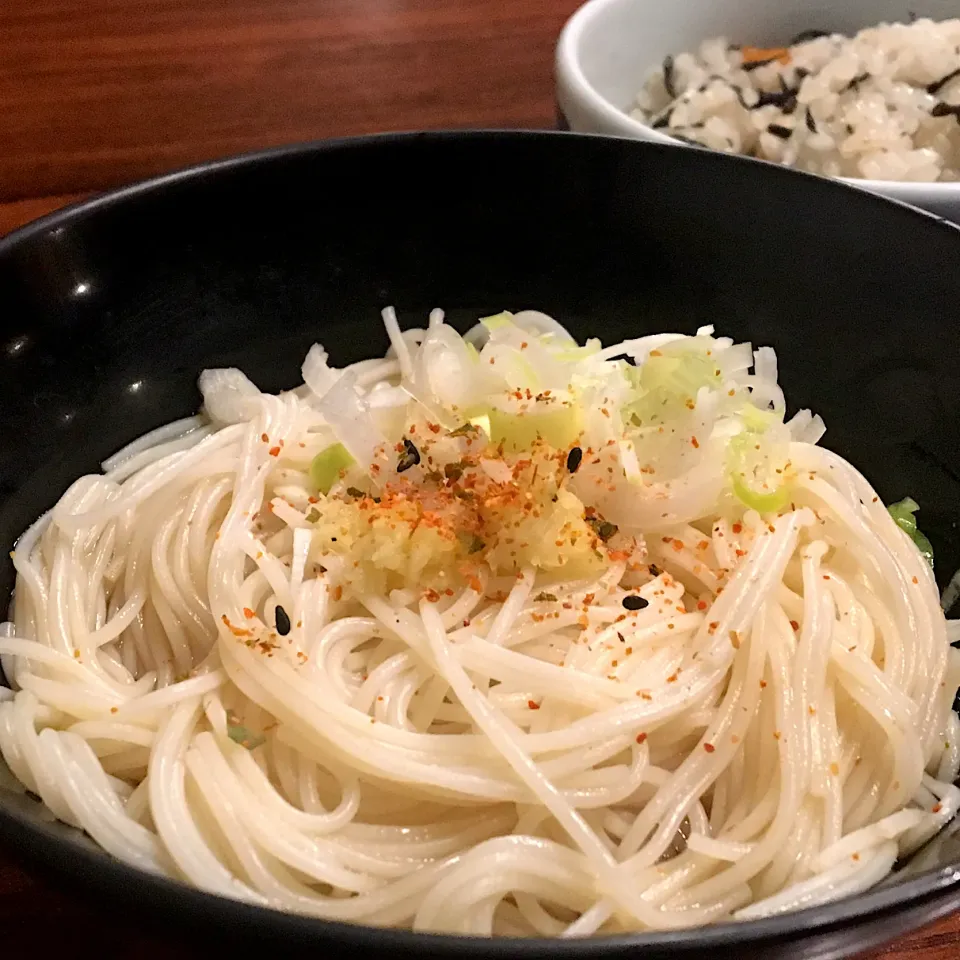 Snapdishの料理写真:晩ごはん⭐️⭐️🔆                                             そーめんとひじき入り酢飯|ぽんたさん