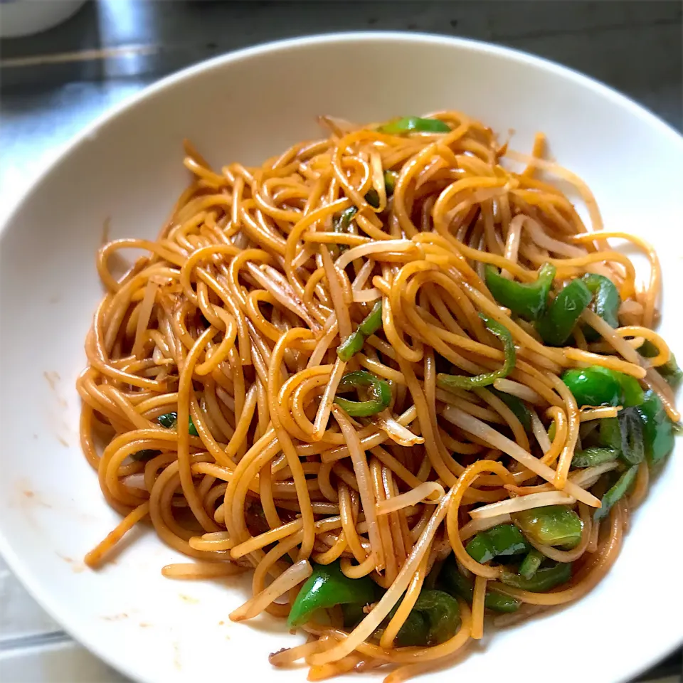 ランチに、パスタで作った太麺焼きそばを頂きます😋👍|ギムレットさん